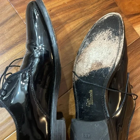 Men’s shoes Allen Edmond’s shoes size 9 1/2
Good condition
Classy, shiny, black - Picture 2 of 7